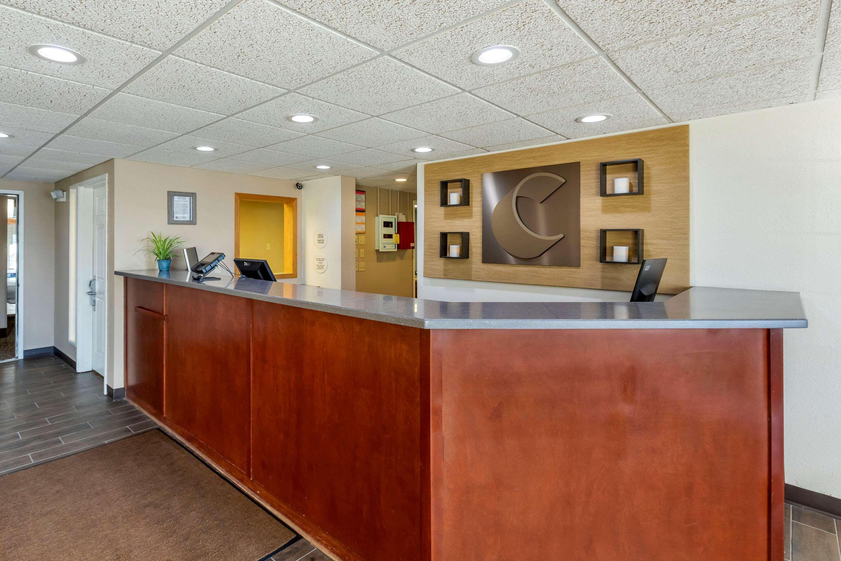 Comfort Inn&suites Jackson - West Bend 2*